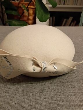 Beautiful Oscar de la Renta Millinery Hat